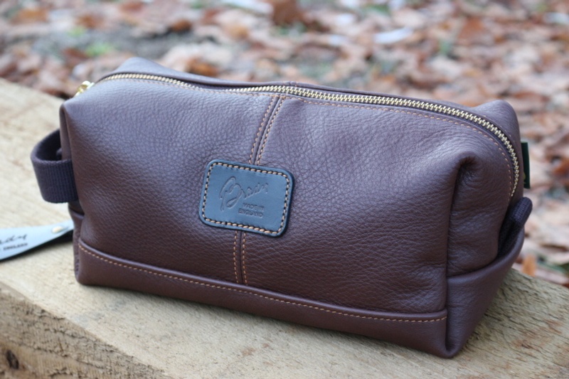 Brady leather Wash Bag
